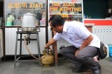 Seorang petugas memeriksa tabung gas elpiji 3 kilogram yang digunakan rumah makan saat gelar sidak di Jalan Gajahmada Pontianak, Kalbar, Rabu (12/12/2018). Dalam sidak yang digelar PT Pertamina (Persero) wilayah Kalimantan bersama Dinas Koperasi Usaha Mikro dan Perdagangan Kota Pontianak tersebut, masih ditemukan pengelola rumah makan di Kota Pontianak yang menggunakan elpiji bersubsidi meskipun menurut aturan mereka tidak berhak menggunakannya. ANTARA FOTO/Jessica Helena Wuysang