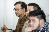 Mantan Direktur Operasional Lippo Group yang juga sebagai Terdakwa kasus suap Billy Sindoro (kiri) menunggu waktu persidangan kasus suap perizinan Meikarta di Pengadilan Negeri Bandung, Jawa Barat, Rabu (19/12/2018). Billy Sindoro terjerat kasus dugaan suap perizinan proyek pembangunan Meikarta di Kabupaten Bekasi, Jawa Barat. ANTARA JABAR/M Agung Rajasa/agr. 