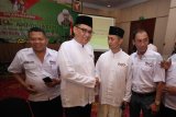 Ketua DPW Relawan Jokowi (ReJo) Jawa Timur Kelana Aprilianto (kedua kiri) berbincang dengan Ketua Aliansi Kyai Muda dan Ning (AKMN) Jawa Timur KH Nurkholis (kedua kanan) di sela acara Silaturahmi dan Rapat Koordinasi di Surabaya, Jawa Timur, Jumat (7/12/2018). Kegiatan yang dihadiri 120 Kyai, Gus dan Ning dari berbagai daerah di Jawa Timur tersebut dalam rangka konsolidasi dan membahas strategi untuk memenangkan pasangan calon presiden dan wakil presiden nomor urut 01 Joko Widodo-KH Maruf Amin. Antara Jatim/Moch Asim/ZK.