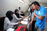 Petugas KPPS membantu penyandang disabilitas Orang Dengan Gangguan Jiwa (ODGJ) membuka surat suara di bilik suara saat simulasi pemilu bagi ODGJ di Kota Blitar, Jawa Timur, Rabu (19/12/2018). Simulasi tersebut bertujuan untuk membantu ODGJ dalam menyalurkan hak pilihnya pada Pemilu 2019. Antara Jatim/Irfan Anshori/ZK.