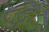 Foto udara Sirkuit Bukit Peusar di Kota Tasikmalaya, Jawa Barat, Sabtu (8/12/2018). Sirkuit yang dibangun pada tahun 2008 dengan lintasan sepanjang 1.200 meter tersebut pernah digunakan untuk PON XIX Jabar Tahun 2016 lalu dan sering kali menjadi lokasi balap motor pada tingkatan kejuaraan daerah maupun nasional. ANTARA JABAR/Adeng Bustomi/agr.
