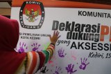 Warga difabel memberi cap tangan pada papan saat 'Deklarasi Dukung Pemilu yang Aksessibel' di Komisi Pemilihan Umum (KPU) Kota Kediri, Jawa Timur, Sabtu (15/12/2018). Kegiatan tersebut bertujuan meningkatkan partisipasi difabel pada Pemilu 2019. Antara Jatim/Prasetia Fauzani/ZK.