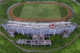 Foto diudara Sarana Olahraga (SOR) atau Stadion Mangunreja di Singaparna, Kabupaten Tasikmalaya, Jawa Barat, Rabu (19/12/2018). Pembangunan stadion sepakbola bertaraf internasional yang telah menghabiskan anggaran sebesar Rp15 miliar dari kebutuhan total sebesar Rp290 miliar yang berasal dari bantuan Pemprov Jabar tahun 2016 kini terbengkalai dan tidak bisa digunakan. ANTARA JABAR/Adeng Bustomi/agr. 