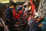 Sejumlah anak membasuh kaki ibunya saat prosesi sungkem masal yang diselenggarakan oleh Dinas Kebudayaan Pariwisata Kepemuda dan Olah Raga di Gor Jayabaya, Kota Kediri, Jawa Timur, Sabtu (22/12/2018) malam. Kegiatan membasuh kaki dan sungkem tersebut diikuti oleh sedikitnya seratus pasang ibu-anak guna memperingati Hari Ibu. Antara Jatim/Prasetia Fauzani/ZK.