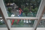 Karyawan berkostum Spiderman menuruni gedung hotel Alana saat acara 