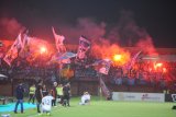 Suporter membakar cerawat saat pertandingan Liga 1 antara  Madura United (MU) versus Persela Lamongan di Stadion Gelora Ratu Pamelingan (SGRP) Pamekasan, Jawa Timur, Sabtu (8/12/2018). Pertandingan yang dimenangkan MU denagn skor 2-1 itu sempat dihentikan wasit karena aksi suporter tersebut. Antara Jatim/Saiful Bahri/ZK.