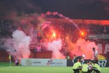 Suporter membakar cerawat saat pertandingan Liga 1 antara  Madura United (MU) versus Persela Lamongan di Stadion Gelora Ratu Pamelingan (SGRP) Pamekasan, Jawa Timur, Sabtu (8/12/2018). Pertandingan yang dimenangkan MU denagn skor 2-1 itu sempat dihentikan wasit karena aksi suporter tersebut. Antara Jatim/Saiful Bahri/ZK.