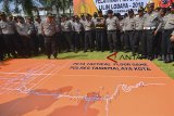 Sejumlah anggota Polres Tasikmalaya Kota mengikuti pelatihan simulasi peta Tactical Floor Game (TFG) pada Operasi Lililn Lodaya di Makopolres Tasikmalaya Kota, Jawa Barat, Kamis (20/12/2018). Simulasi TFG pengamanan Natal dan Tahun baru 2019 tersebut dilakukan untuk memberikan gambaran langkah-langkah yang harus dilakukan anggota kepolisian yang berjaga saat pengamanan lapangan agar perayaan dapat berjalan aman, tertib dan lancar serta kondusif. ANTARA JABAR/Adeng Bustomi/agr.