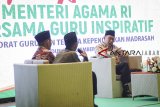 Menteri Agama Lukman Hakim Saifuddin memimpin acara Talkshow Menteri Agama Bersama Guru Inspiratif di Bandung, Jawa Barat, Sabtu (8/12/2018). Talkshow Menteri Agama bersama empat guru inspiratif yang berasal dari Madura, Kalimantan, Banten, dan Semarang itu diadakan dalam rangka Hari Guru Nasional. ANTARA JABAR/Raisan Al Farisi/agr.