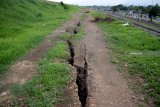 Tanggul Lumpur Lapindo Sidoarjo retak di desa Ketapang, Tanggulangin, Sidoarjo, Jawa Timur, Jumat (28/12/2018).  Retaknya Tanggul penahan lumpur Lapindo sepanjang 100 meter akibat meluapnya lumpur di kolam penampungan yang merupakan imbas dari kian tingginya curah hujan dikawasan tersebut. Antara Jatim/Umarul Faruq/ZK.