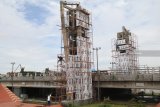 Pekerja melakukan pembangunan jembatan Brawijaya tahap akhir yang membentang di atas sungai Brantas di Kota Kediri, Jawa Timur, Rabu (28/11/2018). Pamerintah akan membangun jembatan pada tahun 2019 sepanjang 10.055,1 kilometer yang tersebar se-Indonesia. Antara Jatim/Prasetia Fauzani/ZK.