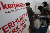 Warga mencari informasi lowongan pekerjaan pada bursa kerja yang diselenggarakan pemerintah daerah Kediri di Convention Hall, Kediri, Jawa Timur, Rabu (5/12/2018). Pencapaian empat tahun pemerintahan Jokowi-Jk telah berhasil menciptakan sebanyak 9,4 juta lapangan kerja dan pada tahun 2019 ditargetkan menciptakan lagi 2 juta lapangan kerja. Antara Jatim/Prasetia Fauzani/ZK.