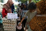 Warga membeli telur ayam murah saat operasi pasar yang diselenggarakan Tim Pengendali Inflasi Daerah (TPID) di Kelurahan Lirboyo, Kota Kediri, Jawa Timur, Selasa (4/12/2018). Kegiatan TPID yang beranggotakan sejumlah dinas di bawah naungan pemerintah daerah setempat, Kepolisian, Badan Pusat Statistik, dan Bank Indonesia tersebut bertujuan menekan kenaikan harga telur yang tidak wajar guna mengendalikan inflasi menjelang Natal dan tahun baru. Antara Jatim/Prasetia Fauzani/ZK.