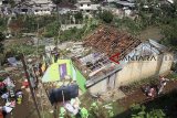 Suasana bangunan rumah yang rusak akibat angin puting beliung di Kota Bogor , Jawa Barat, (7/12/2018). Menurut data Polresta Bogor Kota dalam bencana puting beliung tersebut mangakibatkan, 1 orang meninggal dunia, 20 pohon tumbang, 5 kendaraan rusak tertimpa pohon, 848 Rumah warga rusak berat dan ringan. ANTARA JABAR/Yulius Satria Wijaya/agr.