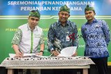 Managing Director Grab Indonesia Ridzki Kramadibrata (kiri) bersama Senior Executive Vice Presiden Komersial dan UMKM Bank BJB Beny Riswandi (tengah) menandatangani perjanjian kerjasama yang disaksikan Sekretaris Badan Pendapatan Provinsi Jawa Barat Wahyu Mijaya (kanan) di Bandung, Jawa Barat, Senin (17/12/2018). Perjanjian kerjasama Bank BJB dengan Grab Indonesia dalam rangka memudahkan para mitra pengemudi Grab dalam bertransaksi perbankan, meningkatkan jumlah nasabah baru dan memudahkan pembayaran pajak kendaraan bermotor yang bisa dicicil (T-Samsat). ANTARA JABAR/M Agung Rajasa/agr. 