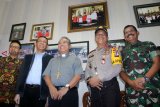 Gubernur Kalbar Sutarmidji (kedua kiri) bersama Uskup Agung Pontianak Mgr Agustinus Agus (ketiga kiri), Kapolda Kalbar Irjen Pol Didi Haryono, Pangdam XII/Tanjungpura Mayjen TNI Achmad Supriyadi (kanan) dan Walikota Pontianak Edi Kamtono (kiri) saat meninjau pelaksanaan ibadah Natal di Gereja Katedral Pontianak, Senin (24/12/2018) malam. Sutarmidji menyatakan kunjungan tersebut sebagai bentuk tanggung jawab pemerintah daerah untuk memberikan rasa aman dan nyaman kepada umat Kristiani Kalbar yang sedang merayakan hari raya Natal. ANTARA FOTO/Jessica Helena Wuysang