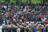 Sejumlah warga menggelar aksi demo di depan Kantor Pemkab Jember, Jawa Timur, Senin (10/12/2018). Dalam aksinya itu ribuan warga Kecamatan Silo menolak Izin Usaha Pertambangan (IUP) emas di Blok Silo yang dikeluarkan oleh Menteri ESDM. Antara Jatim/Seno/ZK.