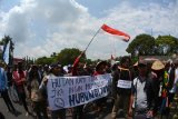 Sejumlah warga menggelar aksi demo di depan Kantor Pemkab Jember, Jawa Timur, Senin (10/12/2018). Dalam aksinya itu ribuan warga Kecamatan Silo menolak Izin Usaha Pertambangan (IUP) emas di Blok Silo yang dikeluarkan oleh Menteri ESDM. Antara Jatim/Seno/ZK.