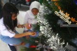 Pelajar yang berlainan agama bekerjasama menghias pohon natal di SMA Taman Harapan, Malang, Jawa Timur, Selasa (11/12/2018). Pohon natal sengaja dipasang para pelajar di sekolah multi etnis tersebut  untuk menghormati siswa yang beragama Kristen dan Katolik yang akan merayakan Natal sebagai wujud toleransi beragama. Antara Jatim/Ari Bowo Sucipto/ZK.