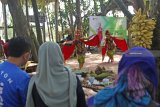 Tari jejer Gandrung menghibur wisatawan yang berkunjung di Desa Wisata Adat Osing Kemiren, Banyuwangi, Jawa Timur, Sabtu (8/12/2018). Penyambutan tamu dengan kesenian barong dan tari-tarian tersebut, selain menjadi seni pertunjukan bagi wisatawan juga dipercaya agar hawa roh jahat tidak ada yang masuk ke Desa Adat Kemiren. Antara Jatim/Budi Candra Setya/ZK.