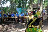 Tari jaran goyang menghibur wisatawan yang berkunjung di Desa Wisata Adat Osing Kemiren, Banyuwangi, Jawa Timur, Sabtu (8/12/2018). Penyambutan tamu dengan kesenian barong dan tari-tarian tersebut, selain menjadi seni pertunjukan bagi wisatawan juga dipercaya agar hawa roh jahat tidak ada yang masuk ke Desa Adat Kemiren. Antara Jatim/Budi Candra Setya/ZK.
