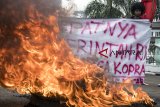 Massa yang tergabung dalam Suara Koalisi Perjuangan Rakyat melakukan aksi unjuk rasa di depan Gedung Sate, Bandung, Jawa Barat, Kamis (6/12/2018). Aksi tersebut menuntut Pemerintah Indonesia secepatnya menaikkan harga Kopra (kelapa) dan menyiapkan regulasi iklim kopra di Indonesia khususnya di Maluku-Maluku Utara. ANTARA JABAR/Novrian Arbi/agr.