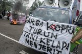 Massa yang tergabung dalam Suara Koalisi Perjuangan Rakyat melakukan aksi unjuk rasa di depan Gedung Sate, Bandung, Jawa Barat, Kamis (6/12/2018). Aksi tersebut menuntut Pemerintah Indonesia secepatnya menaikkan harga Kopra (kelapa) dan menyiapkan regulasi iklim kopra di Indonesia khususnya di Maluku-Maluku Utara. ANTARA JABAR/Novrian Arbi/agr.