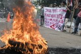 Massa yang tergabung dalam Suara Koalisi Perjuangan Rakyat melakukan aksi unjuk rasa di depan Gedung Sate, Bandung, Jawa Barat, Kamis (6/12/2018). Aksi tersebut menuntut Pemerintah Indonesia secepatnya menaikkan harga Kopra (kelapa) dan menyiapkan regulasi iklim kopra di Indonesia khususnya di Maluku-Maluku Utara. ANTARA JABAR/Novrian Arbi/agr.