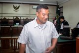 Terdakwa Bupati Nonaktif Mojokerto, Mustofa Kamal Pasa  meninggalkan ruangan seusai menjalani sidang tuntutan terkait kasus suap atas pengurusan izin prinsip pemanfaatan ruang (IPPR) dan Izin Mendirikan Bangunan (IMB) menara Telekomunikasi di Kabupaten Mojokerto tahun 2015 sebesar Rp2,7 miliar di Pengadilan Tindak Pidana Korupsi (Tipikor) Juanda, Sidoarjo, Jawa Timur, Jumat (28/12/2018). Jaksa penuntut umum menuntut Mustofa Kamal Pasa dengan pidana  12 tahun penjara dan denda Rp750 juta subsider kurungan selama enam bulan serta pencabutan hak politik selama lima tahun. Antara Jatim/Umarul Faruq/ZK.