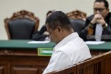 Terdakwa Bupati Nonaktif Mojokerto, Mustofa Kamal Pasa  saat menjalani sidang tuntutan terkait kasus suap atas pengurusan izin prinsip pemanfaatan ruang (IPPR) dan Izin Mendirikan Bangunan (IMB) menara Telekomunikasi di Kabupaten Mojokerto tahun 2015 sebesar Rp2,7 miliar di Pengadilan Tindak Pidana Korupsi (Tipikor) Juanda, Sidoarjo, Jawa Timur, Jumat (28/12/2018). Jaksa penuntut umum menuntut Mustofa Kamal Pasa dengan pidana  12 tahun penjara dan denda Rp750 juta subsider kurungan selama enam bulan serta pencabutan hak politik selama lima tahun. Antara Jatim/Umarul Faruq/ZK.