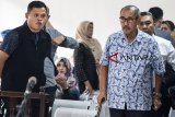 Terdakwa kasus korupsi suap Abu Bakar (kanan) berjalan menuju ruang sidang sebelum menjalani sidang vonis di PN Bandung, Jawa Barat, Senin (17/12/2018). Majelis Hakim menjatuhi hukuman kepada Abu Bakar 5,5 tahun penjara ditambah denda Rp200 juta karena terbukti melakukan tindak pidana korupsi penggalangan dana ke sejumlah kepala dinas untuk pencalonan istrinya dalam Pilkada 2018. ANTARA JABAR/M Agung Rajasa/agr. 