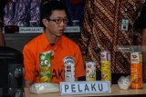 Tersangka warga negara Malaysia berikut barang bukti narkoba jenis sabu-sabu diperlihatkan petugas ketika gelar kasus di Kantor Pengawasan dan Pelayanan Bea dan Cukai Tipe Madya Pabean Juanda, Sidoarjo, Jawa Timur, Jumat (28/12/2018). Direktorat Jenderal Bea dan Cukai bekerja sama dengan BNNP Jawa Timur, Dirreskoba Polda Jatim, dan Satuan Tugas Pengamanan (Satgas Pam) Bandara Internasional Juanda berhasil menggagalkan upaya penyelundupan narkoba jenis sabu  seberat 2,9 kg di area bandara Juanda. Antara Jatim/Umarul Faruq/ZK.