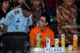 Petugas memperlihatkan tersangka warga negara Malaysia berikut barang bukti narkoba jenis sabu-sabu ketika gelar kasus di Kantor Pengawasan dan Pelayanan Bea dan Cukai Tipe Madya Pabean Juanda, Sidoarjo, Jawa Timur, Jumat (28/12/2018). Direktorat Jenderal Bea dan Cukai bekerja sama dengan BNNP Jawa Timur, Dirreskoba Polda Jatim, dan Satuan Tugas Pengamanan (Satgas Pam) Bandara Internasional Juanda berhasil menggagalkan upaya penyelundupan narkoba jenis sabu  seberat 2,9 kg di area bandara Juanda. Antara Jatim/Umarul Faruq/ZK.