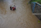 Warga korban banjir tanggul jebol menyelamatkan diri saat air mulai naik di Desa Kraton, Kencong, Jember, Jawa Timur, Senin (24/12/2018). Sejumlah warga korban banjir tanggul jebol Desa Kraton mengungsi di sekolah, masjid, dan mendirikan tenda pengungsian secara swadaya. Antara Jatim/Seno/ZK.