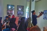 Pewarta Foto LKBN Antara Irwansyah Putra selaku pemateri memberikan pemaparan kepada puluhan peserta workshop jurnalistik di gedung kantor Antara Biro Aceh, Banda Aceh, Aceh, Selasa (18/12/2018). Workshop fotografi tersebut merupakan dalam rangkaian HUT Ke-81 LKBN Antara dan diikuti 50 mahasiswa Komunikasi  dan Penyiaran Islam UIN Ar-Raniry Banda Aceh. (Antara Aceh/Zahlul Akbar/sw)