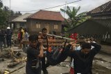 Petugas Basarnas dibantu warga mengevakuasi korban meninggal akibat tsunami di pesisir Cinangka, Serang, Banten, Minggu (23/12/2018). ANTARA JABAR/Basarnas/agr.