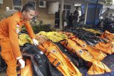 Petugas Basarnas mengumpulkan jenazah korban tsunami di pesisir Cinangka, Serang, Banten, Minggu (23/12/2018). ANTARA JABAR/Basarnas/agr.