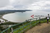 Sejumlah wisatawan menikmati pemandangan alam di kawasan wisata Alam Puncak Darma, Ciemas, Kabupaten Sukabumi, Jawa Barat, Kamis (27/12/2018). Wisata Alam Puncak Darma yang menawarkan suasana pemandangan panorama keindahan alam geopark serta lokasi swafoto tersebut menjadi salah satu destinasi wisata unggulan menjelang Tahun Baru 2019. ANTARA JABAR/Nurul Ramadhan/agr. 