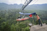 Pengunjung bermain wahana pesawat udara di Wisata Alam The Lodge Maribaya, Lambang, Kabupaten Bandung Barat, Jawa Barat, Rabu (12/12/2018). Memasuki libur panjang Natal dan Tahun Baru 2019, manajemen The Lodge mencatat sebanyak dua ribu pengunjung perhari memadati wisata the lodge yang menawarkan wahana swafoto dengan latar belakang pemandangan alam yang indah. ANTARA JABAR/Raisan Al Farisi/agr. 