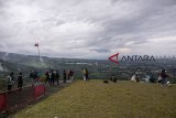 Sejumlah wisatawan menunggu pergantian tahun baru di kawasan wisata Bukit Paralayang, Puncak, Bogor, Jawa Barat, Senin (31/12/2018). Bukit Paralayang yang menawarkan konsep pemandangan panorama alam dari tempat ketinggian tersebut menjadi lokasi alternatif wisata unggulan untuk menikmati kembang api menyambut pergantian tahun baru 2019. ANTARA JABAR/Nurul Ramadhan/agr. 