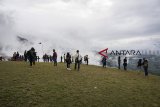 Sejumlah wisatawan menunggu pergantian tahun baru di kawasan wisata Bukit Paralayang, Puncak, Bogor, Jawa Barat, Senin (31/12/2018). Bukit Paralayang yang menawarkan konsep pemandangan panorama alam dari tempat ketinggian tersebut menjadi lokasi alternatif wisata unggulan untuk menikmati kembang api menyambut pergantian tahun baru 2019. ANTARA JABAR/Nurul Ramadhan/agr. 