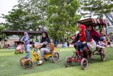 Pengunjung bermain becak-becakan di Cikao Park, Purwakarta, Jawa Barat, Sabtu (22/12/2018). Konsep pengembangan alam cikao park menjadi salah satu alternatif destinasi wisata keluarga untuk mengisi waktu libur natal dan tahun baru. ANTARA JABAR/M Ibnu Chazar/agr. 