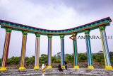 Pengunjung berfoto di instalasi pilar warna - warni di Cikao Park, Purwakarta, Jawa Barat, Sabtu (22/12/2018). Konsep pengembangan alam cikao park menjadi salah satu alternatif destinasi wisata keluarga untuk mengisi waktu libur natal dan tahun baru. ANTARA JABAR/M Ibnu Chazar/agr. 