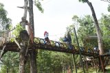 Wisatawan menikmati suasana pegunungan di kawasan Taman Wisata Genilangit, Kabupaten Magetan, Jawa Timur, Minggu (9/12/2018). Taman wisata yang berada di kawasan hutan lereng Gunung Lawu dengan udaranya yang sejuk tersebut banyak dikunjungi wisatawan, terutama pada hari libur. Antara Jatim/Siswowidodo/ZK.