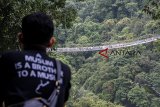 Pengunjung memadati Jembatan Gantung Situ Gunung di Taman Nasional Gunung Gede Pangrango (TNGGP) Resort Situgunung, Kabupaten Sukabumi, Jawa Barat, Senin (24/12/2018). Menjelang libur Natal dan Tahun Baru 2019, manajemen setempat mencatat sebanyak tiga ribu pengunjung per hari memadati wisata Jembatan Gantung Situ Gunung yang merupakan jembatan gantung terpanjang di Asia. ANTARA JABAR/Nurul Ramadhan/agr. 