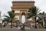 Wisatawan memadati area monumen Simpang Lima Gumul (SLG) Kediri, Jawa Timur, Minggu (23/12/2018). Memasuki musim liburan panjang sekolah destinasi wisata andalan Kediri tersebut ramai dikunjungi wisatawan dari sejumlah daerah. Antara Jatim/Prasetia Fauzani/ZK.