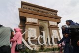 Wisatawan memadati area monumen Simpang Lima Gumul (SLG) Kediri, Jawa Timur, Minggu (23/12/2018). Memasuki musim liburan panjang sekolah destinasi wisata andalan Kediri tersebut ramai dikunjungi wisatawan dari sejumlah daerah. Antara Jatim/Prasetia Fauzani/ZK.