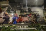 Pengunjung mengamati maket Gedung Sate di Museum Gedung Sate, Bandung, Jawa Barat, Minggu (16/12/2018). Setahun setelah diresmikannya pada 8 Desember 2017, museum yang menyajikan informasi sejarah Gedung Sate ini menyedot pengunjung hingga 116.859 orang.ANTARA JABAR/Raisan Al Farisi/agr. 