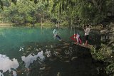 Pengunjung menikmati suasana telaga biru Cirereum, Kuningan, Jawa Barat, Jumat (7/12/2018). Telaga Cirerem yang terletak di lembah gunung Ciremai merupakan salah satu tujuan wisata di Kabupaten Kuningan yang kian banyak menarik minat wisata. ANTARA JABAR/Dedhez Anggara/agr.