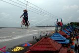 Wahana Sepeda Gantung Pantai Tope Jawa